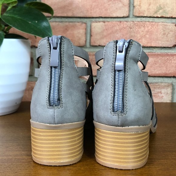 New Journee Collection Dexy Laser Cut Sandal - Picture 4 of 10